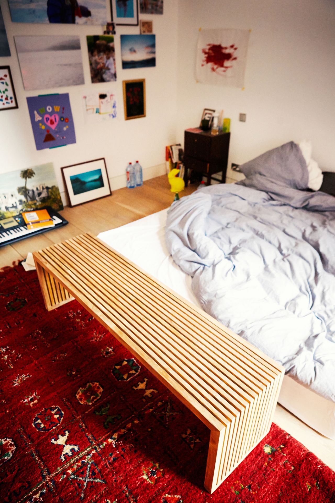 Tivoli Bank Natur von Jan Kurtz, 150 cm breit, aus hellem Holz im Schlafzimmer.