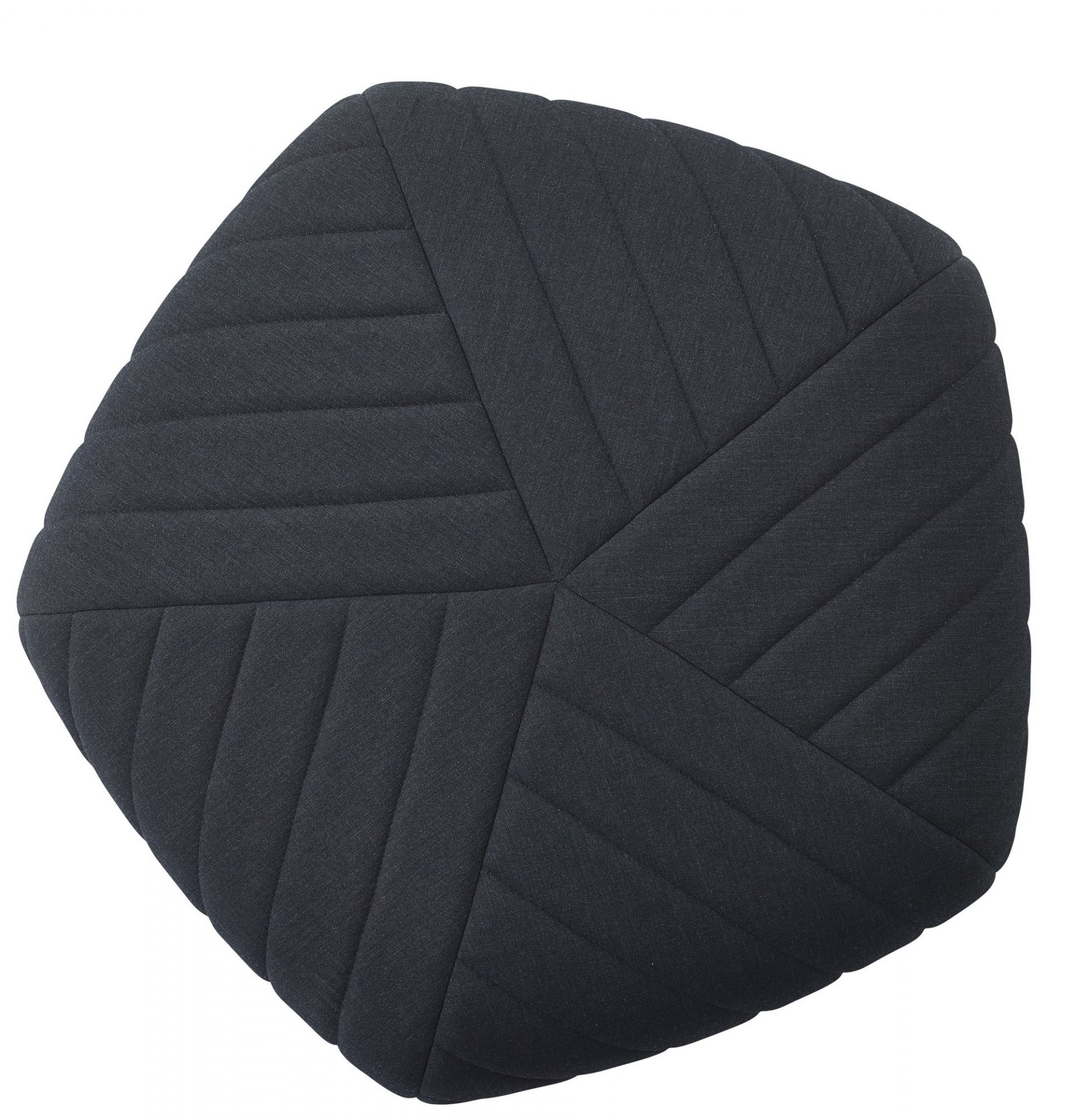 Draufsicht: Dunkelgrauer, gesteppter Muuto Five Pouf Sitzkissen, großes Bodenkissen für Wohnzimmer.