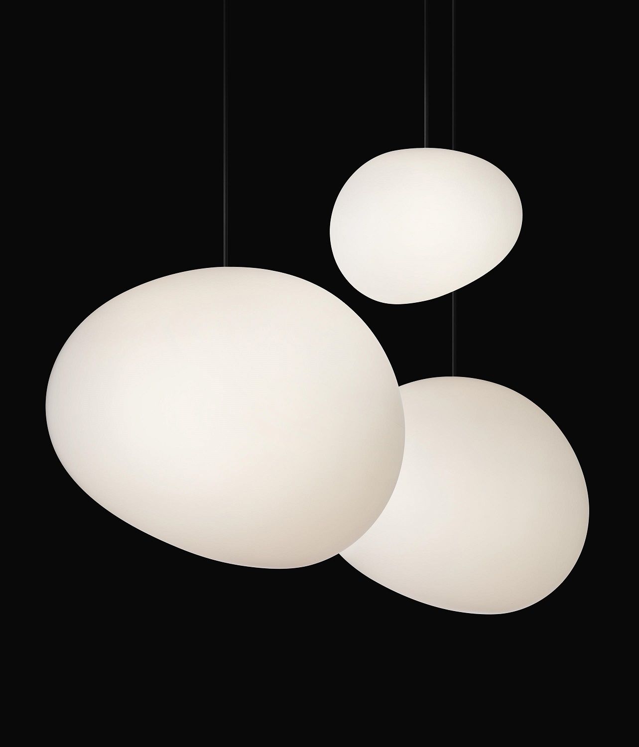 Drei weiße Gregg Pendelleuchten von Foscarini, moderne Hängelampen für den Außenbereich.