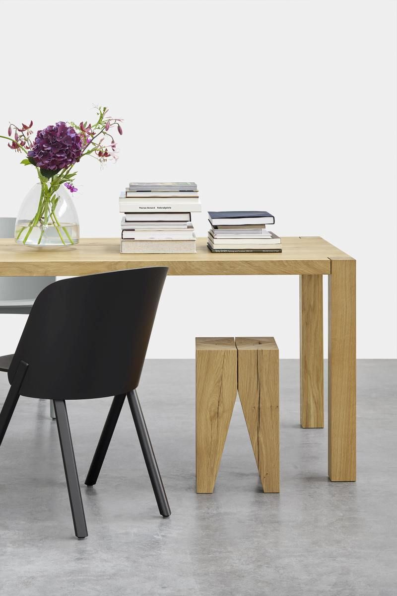 Heller Holztisch, TA22 Holborn Tisch von e15, mit Blumen, Büchern, Stuhl und Hocker.