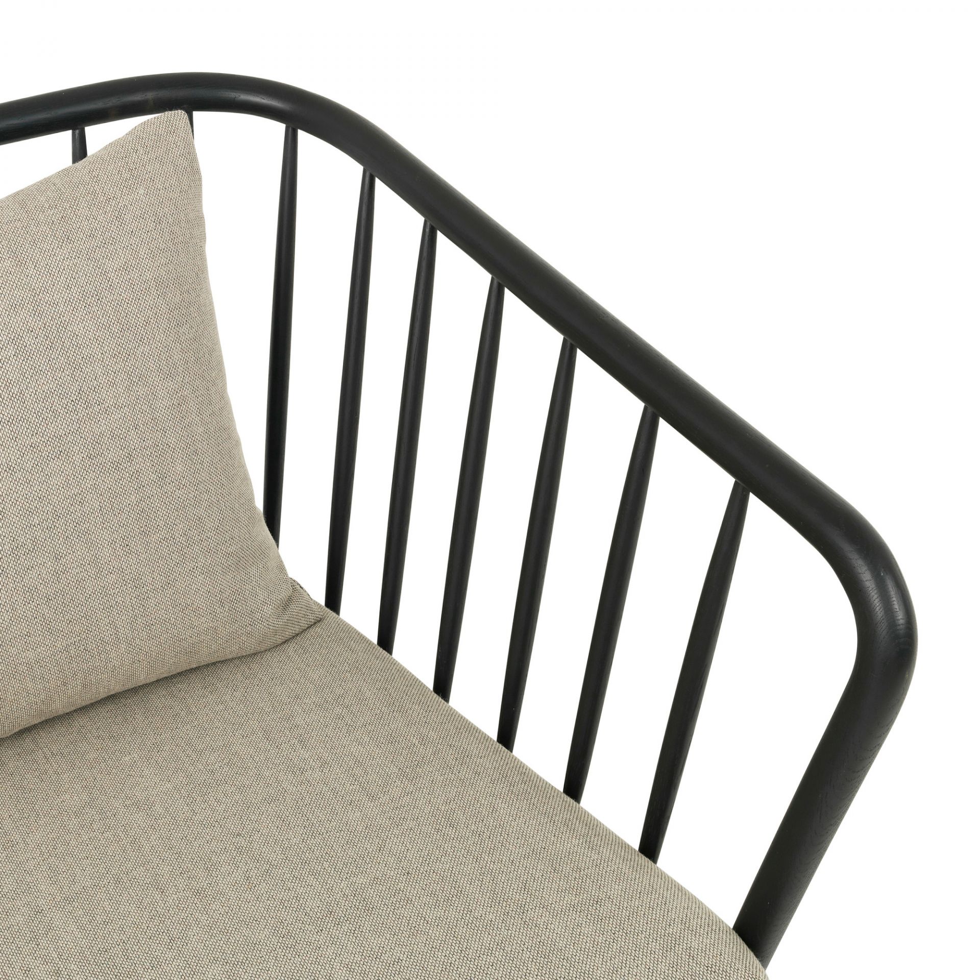 Detailaufnahme Mollis Sofa: Schwarzes Gestell, Kissen und Sitzfläche aus recycelter Wolle.