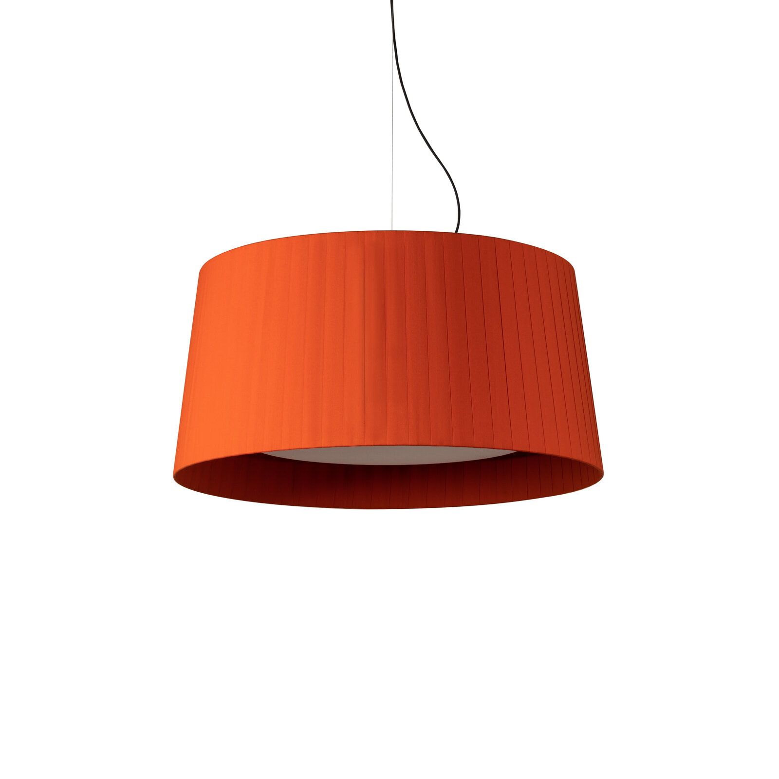 Orangefarbene GT7 Pendelleuchte von Santa & Cole mit plissiertem Lampenschirm und schwarzem Kabel.