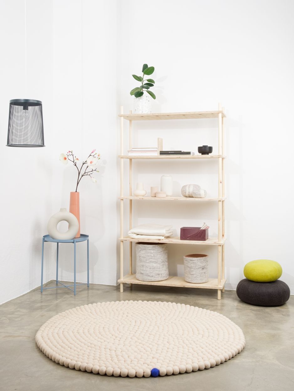 Beiger, runder Filzteppich "Big One" von myfelt (Ø 160 cm) im modernen Wohnraum.