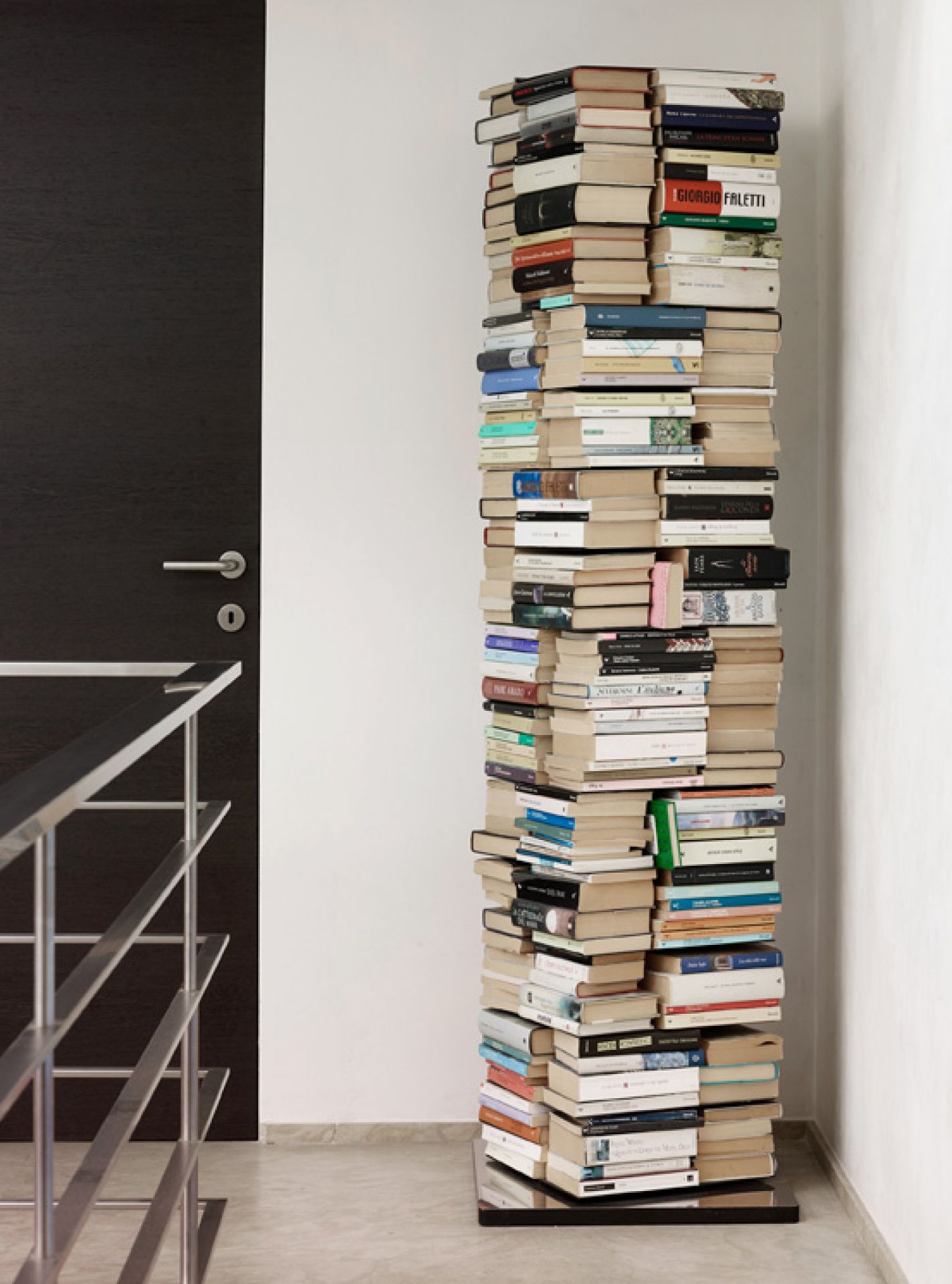 Ptolomeo Bücherregal: Drehsäule mit Büchern, modernes Design für Wohnzimmer und Büro.