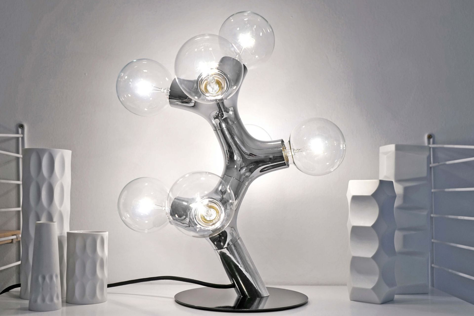 DNA Tischleuchte mit Chrom-Gestell und fünf Glühbirnen, moderne Designlampe für Wohnzimmer und Schlafzimmer.