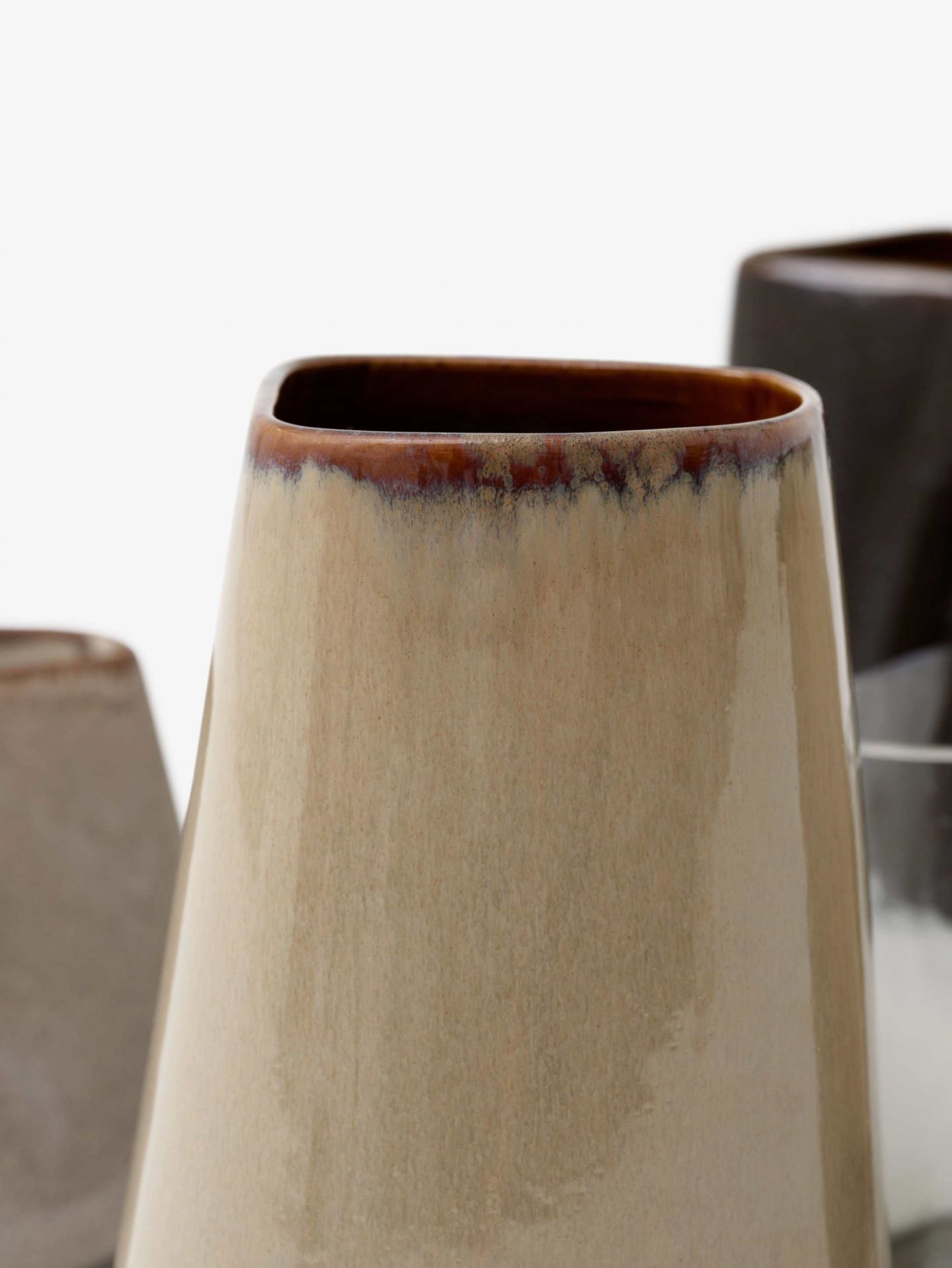 Nahaufnahme der AndTradition Keramik Vase SC66-SC68 in Beige und Braun, moderne Wohnaccessoires für Blumen und Dekoration.