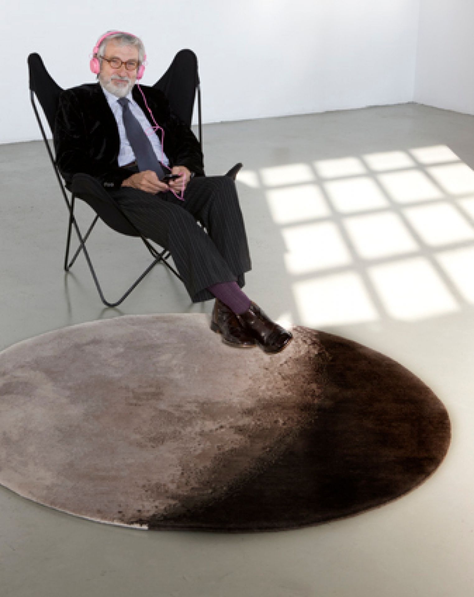 Luna Teppich von Nanimarquina: Runder Designer Teppich mit Mond-Muster in Grau-Braun im Interieur.