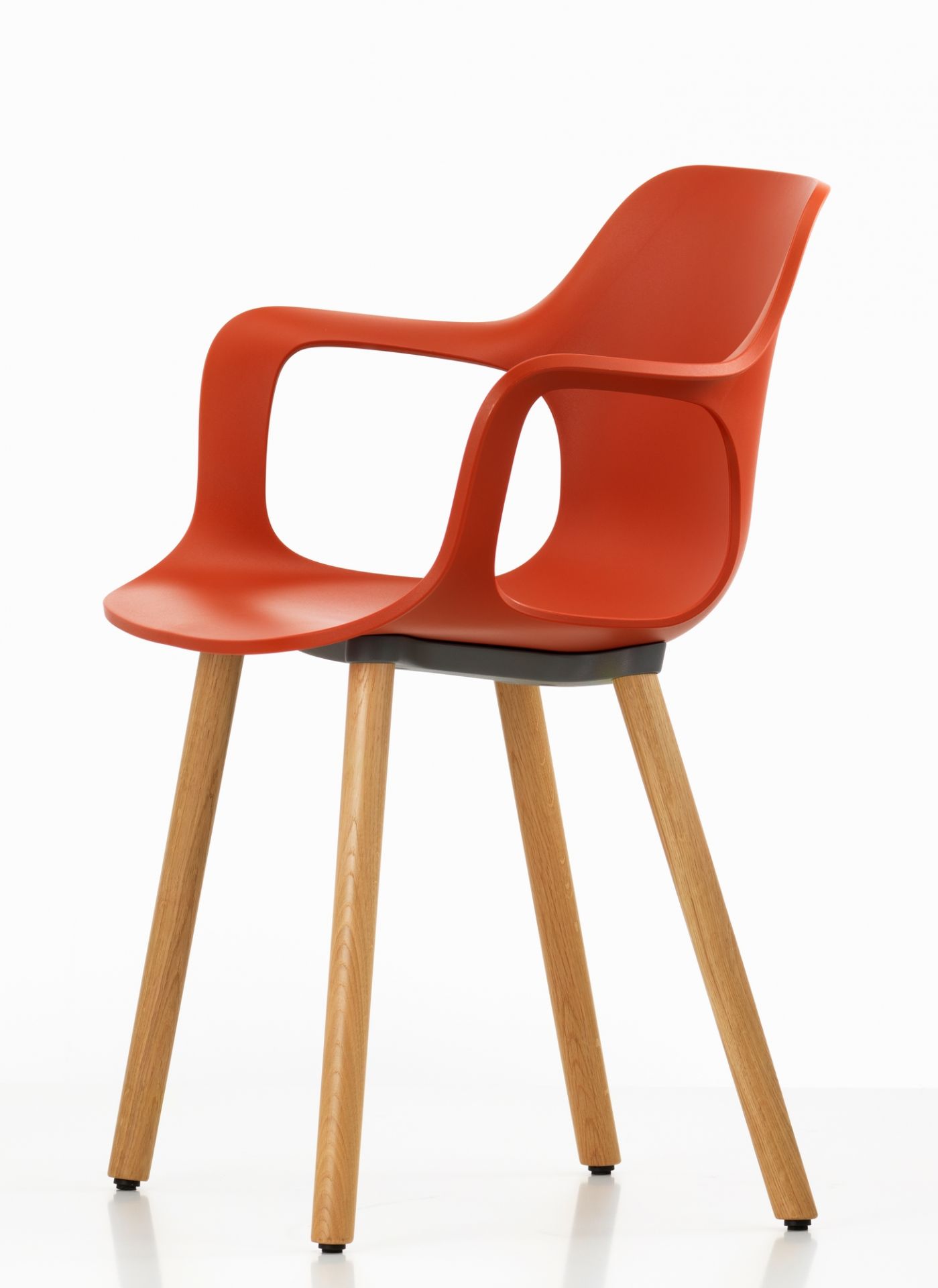 Oranger "Hal" Armlehnenstuhl von Vitra mit Holzbeinen, moderner Designstuhl für Esszimmer und Büro.