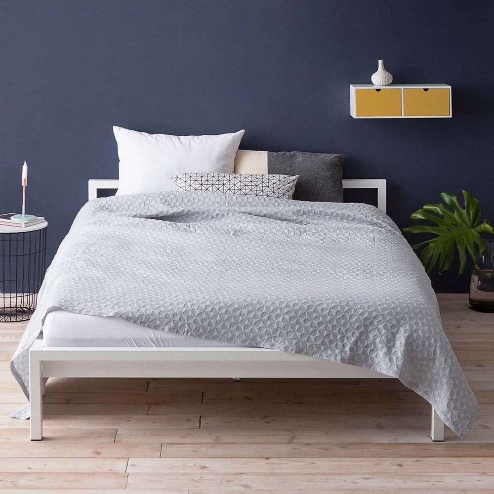 Hans Hansen Pure Bett, Stahl pulverbeschichtet, weiß, 200x200 cm. Modernes Schlafzimmer mit stilvollem Metallbett.