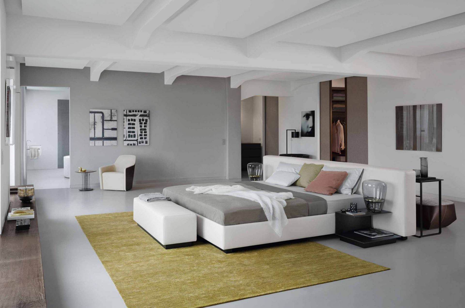 Helles Schlafzimmer mit Walter Knoll Yuuto Bett, Konsole und passenden Möbeln.