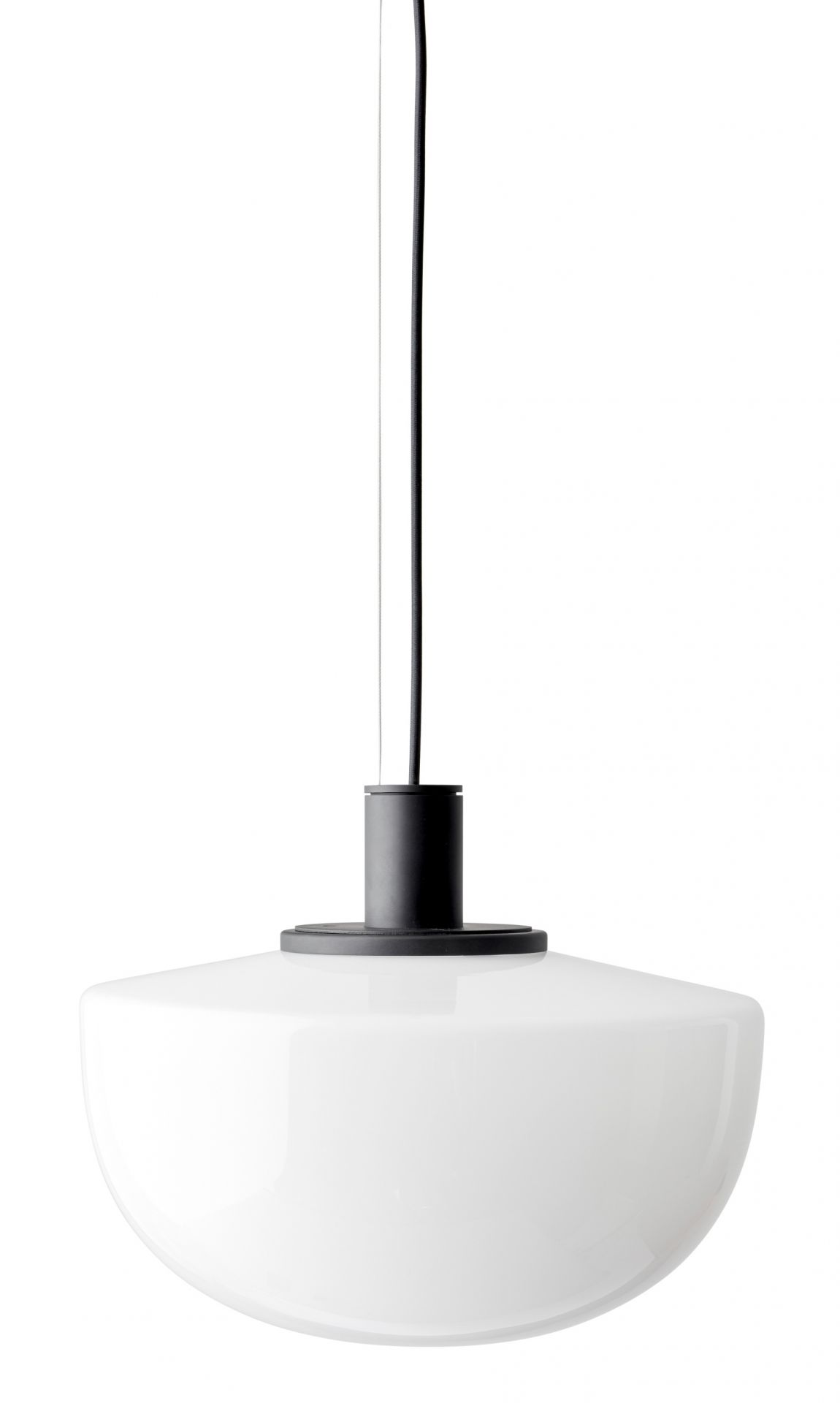 Weiße Bank Pendelleuchte von Audo, moderne Hängelampe mit schwarzem Kabel für stilvolle Beleuchtung.