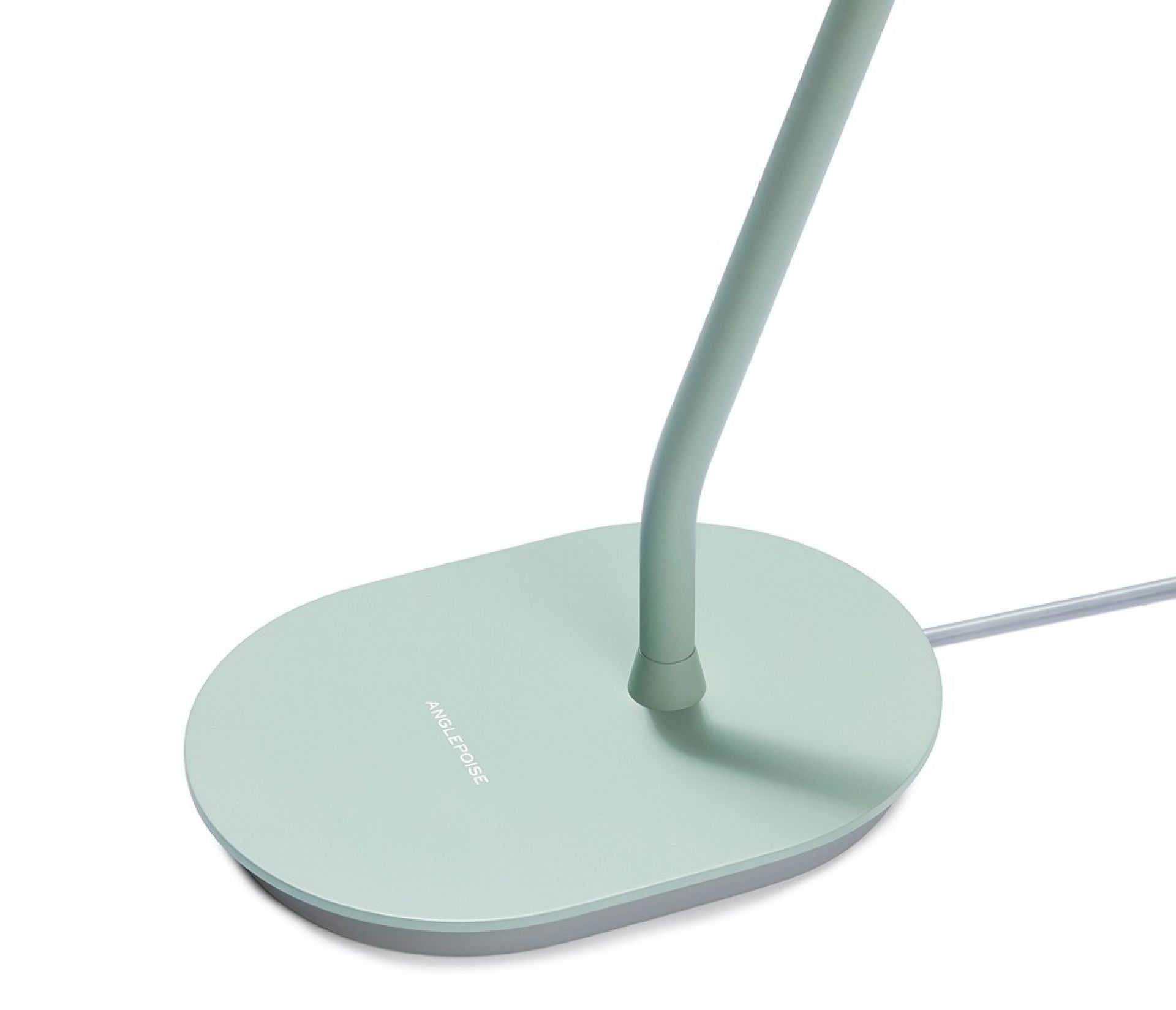 Nahaufnahme der grünen Anglepoise Type 80 Tischleuchte mit ovalem Fuß und Kabel.