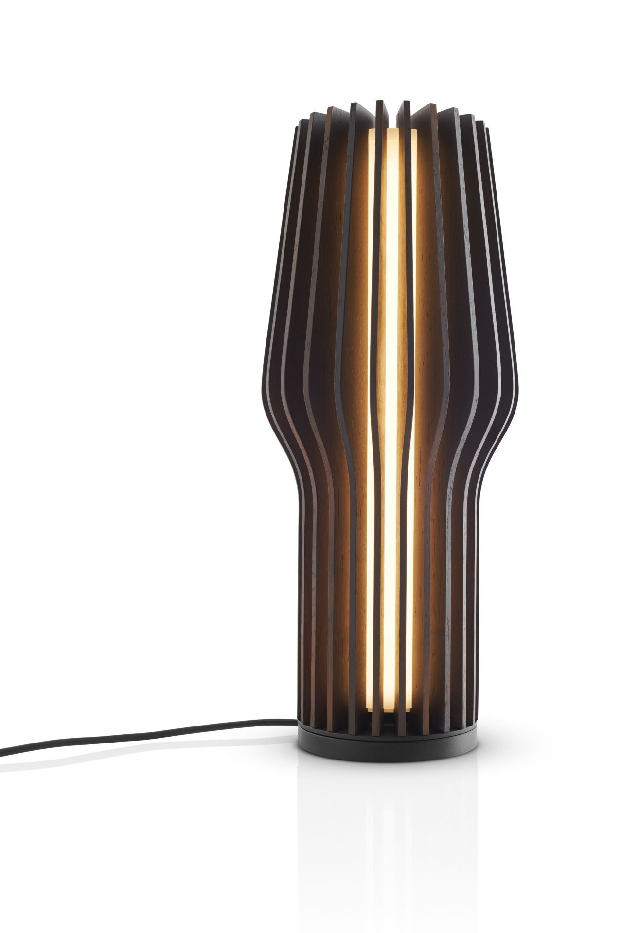 Radiant LED-Leuchte aus geräucherter Eiche von Eva Solo. Moderne, kabellose Tischleuchte für stimmungsvolle Beleuchtung.