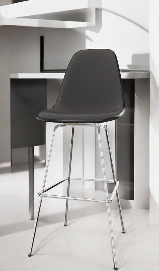 Schwarzer Eames Plastic Bar Stool Barhocker von Vitra mit verchromtem Gestell, vollgepolstert. Moderner Design-Hocker.