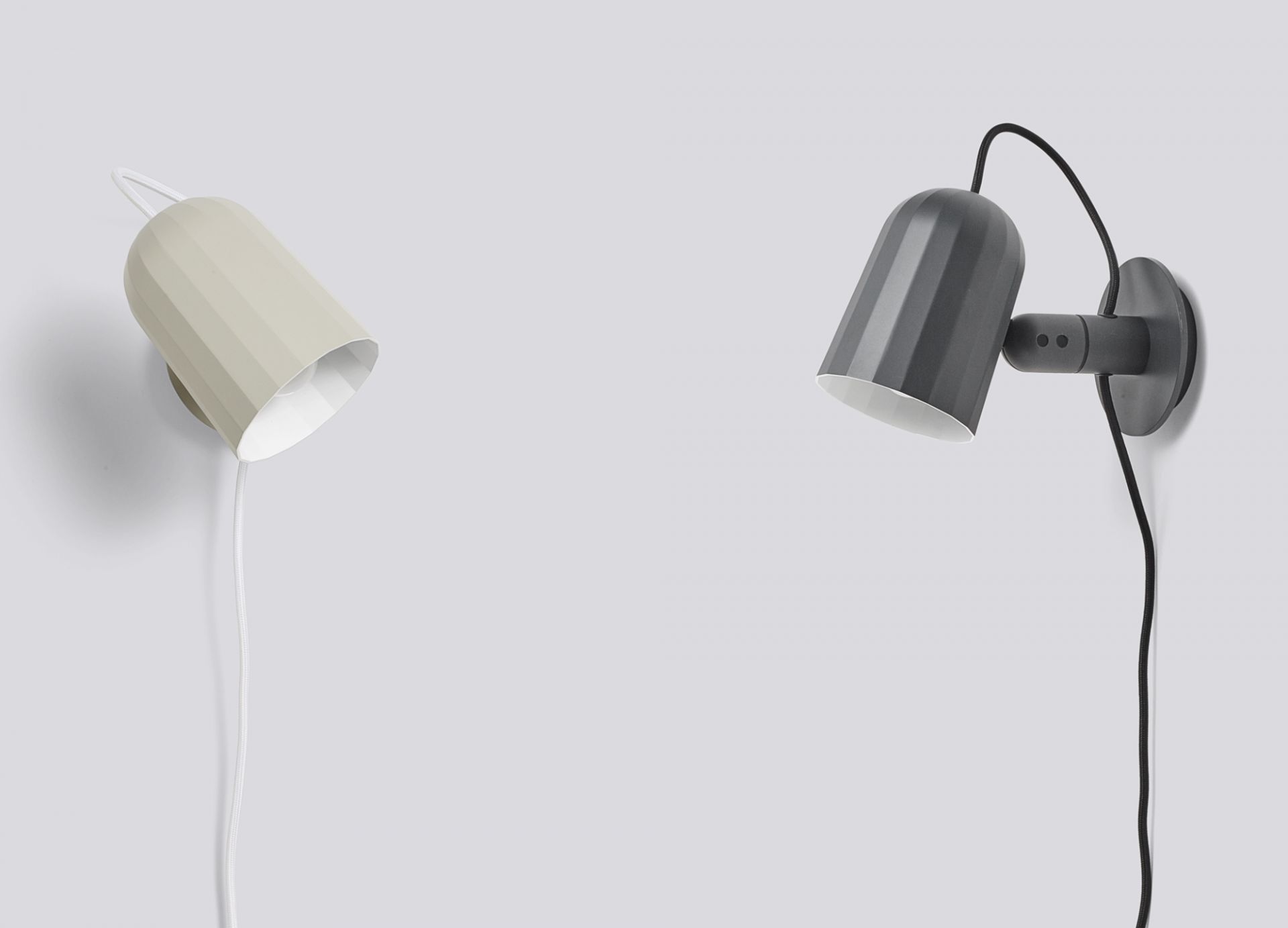 Noc Wall Wandleuchte in Dunkelgrau und Beige: Moderne Wandlampe für Innenräume, flexible Beleuchtung.