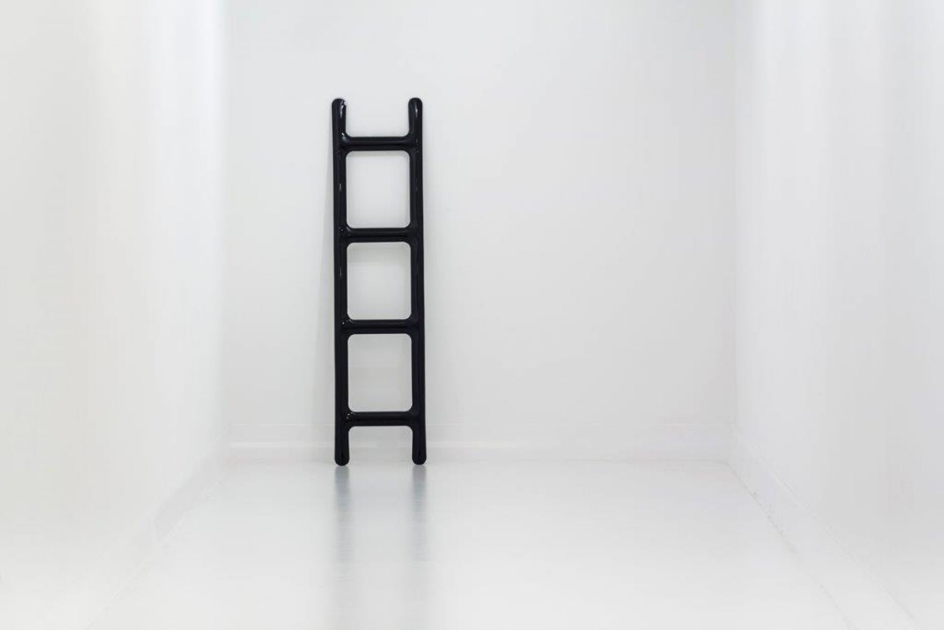 Schwarzer Zieta Herrendiener, minimalistisch und modern, für stilvolle Schlafzimmer und Ankleidezimmer.