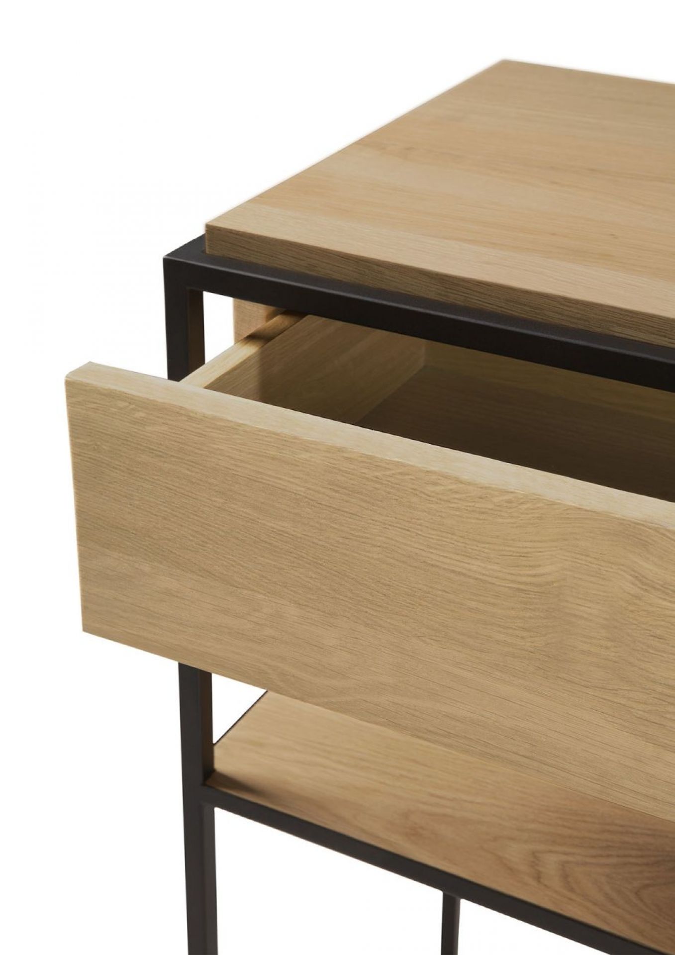 Detailaufnahme der Ethnicraft Monolit Konsole aus Eiche mit offener Schublade und schwarzem Metallgestell.