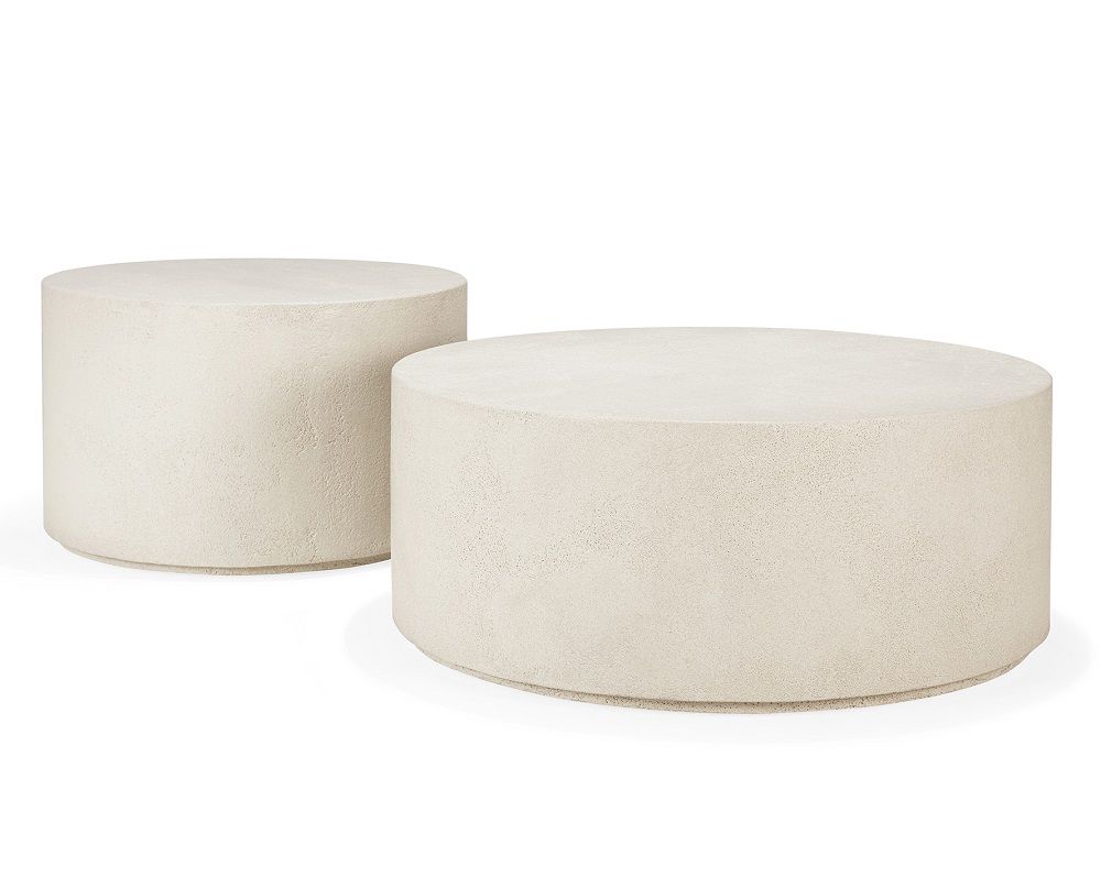 Zwei runde, off-white Couchtische aus Microzement von Ethnicraft, modernes Design für Wohnzimmer.