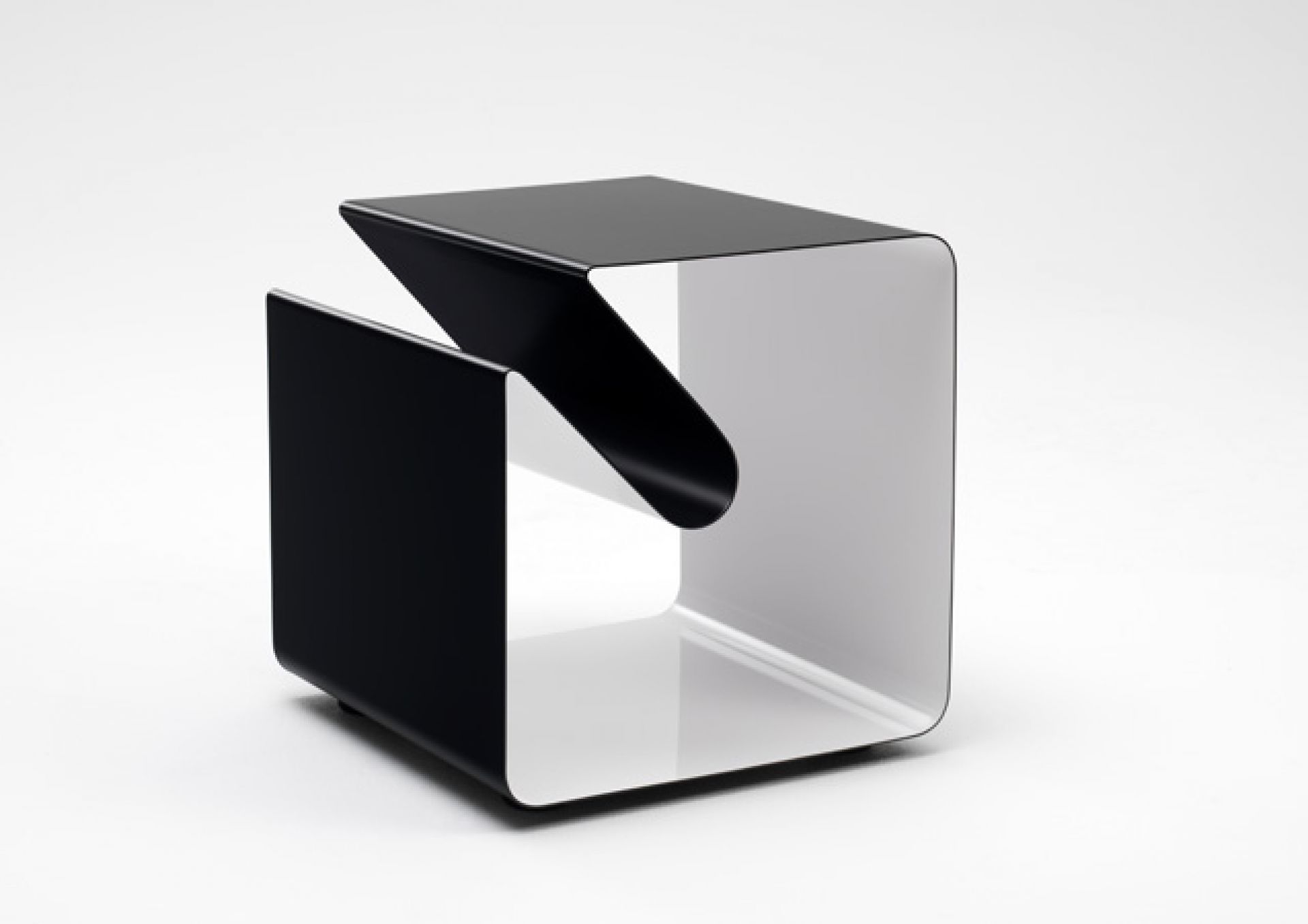 V44 Mobile Line Beistelltisch von Müller Möbelfabrikation, moderner Würfel in Schwarz und Weiß, ideal als Nachttisch.