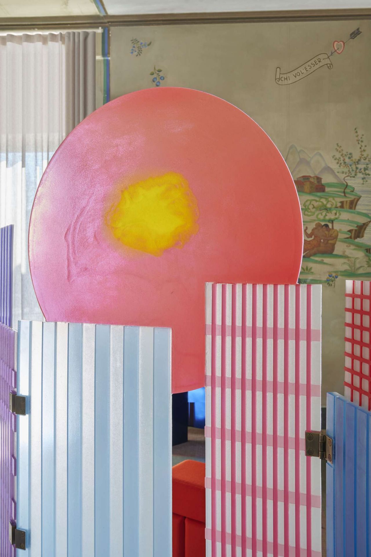 Farbenfroher Cassina Paravent "343 Tramonto a New York" mit Streifen und großem Kreis. Raumteiler für modernes Wohnen.