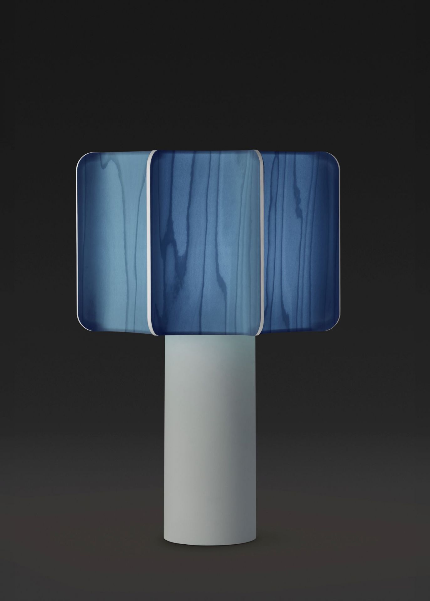 Kactos Tischleuchte von LZF Lamps mit blauem Lampenschirm und grauem Fuß. Designleuchte.