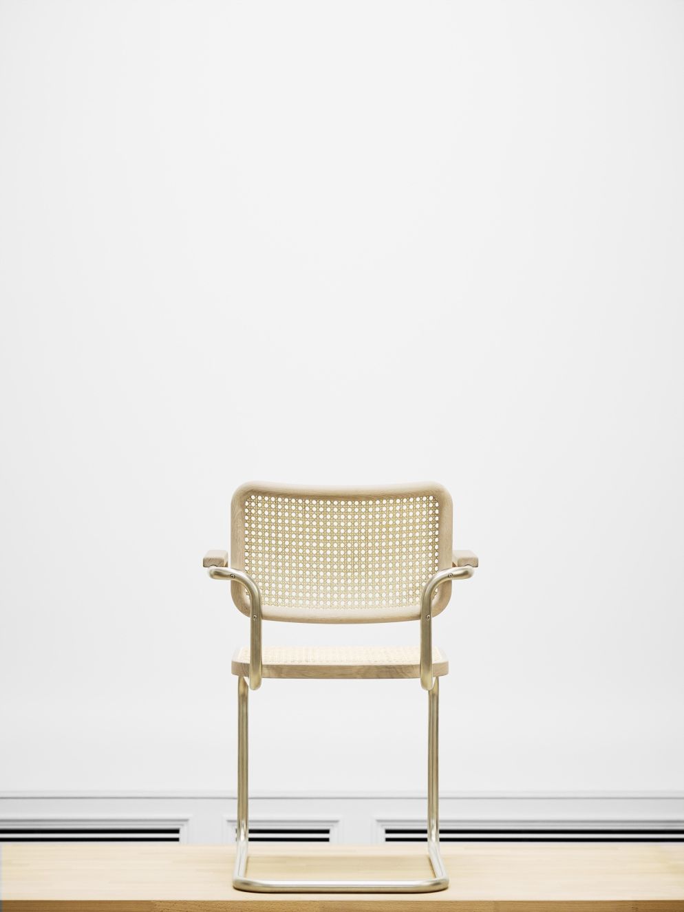 JS. Thonet S 64 V Freischwinger Stuhl mit Wiener Geflecht und verchromtem Stahlrohrgestell.