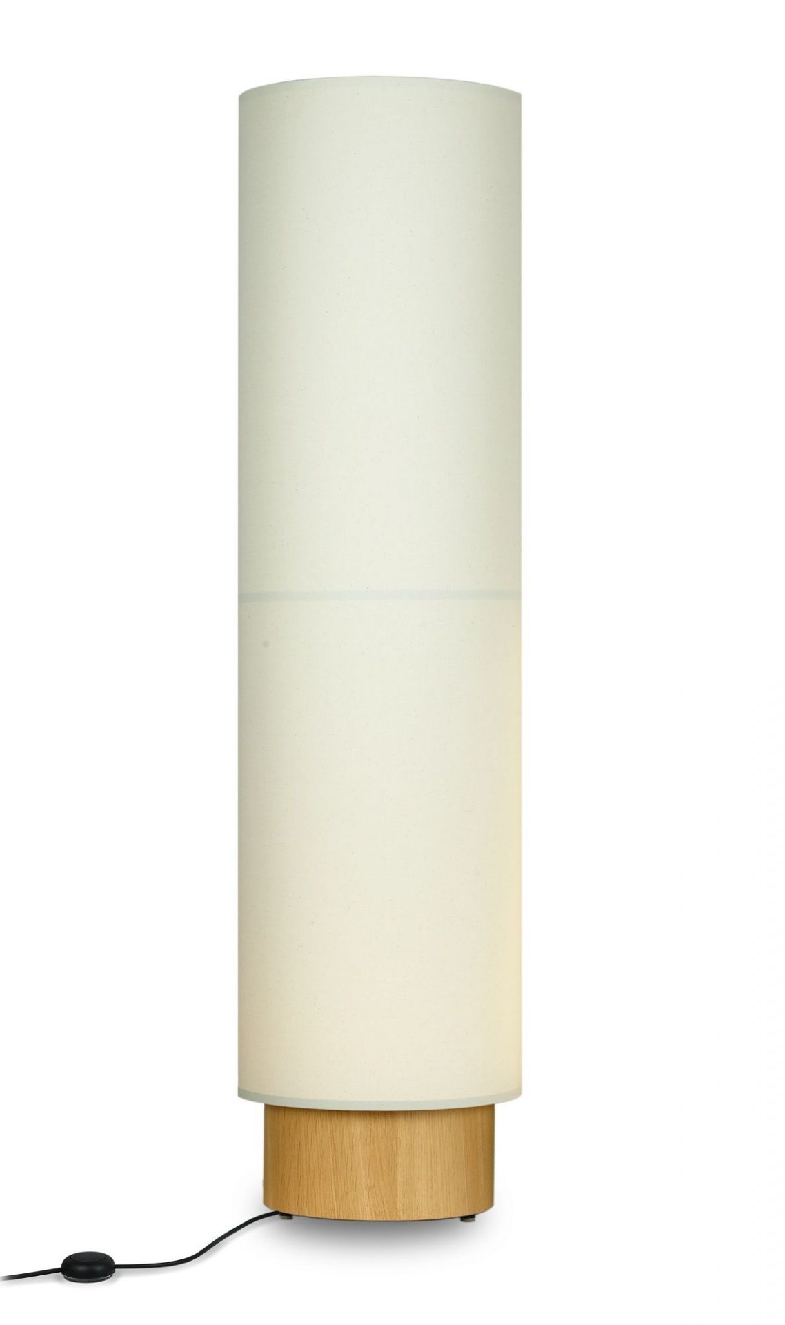 Hiro Stehleuchte von Maigrau: Mittelgroße Lampe mit hellem Schirm und Holzfuß.