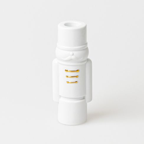 Weißer Nussknacker Kerzenhalter von Räder, Linus oder Magnus, aus Porzellan mit goldenen Akzenten.