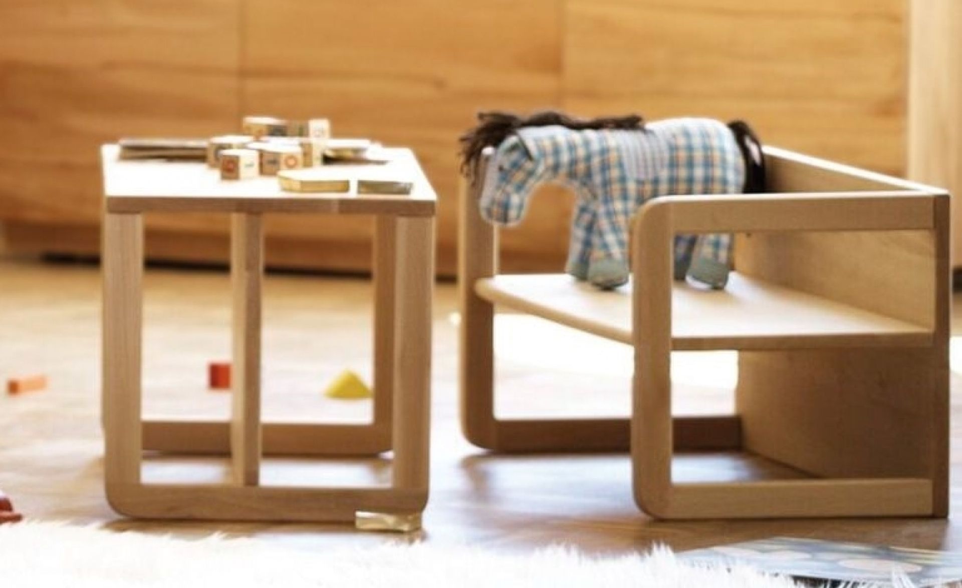 Tim Kindertisch und Kinderbank aus hellem Holz von Jan Kurtz mit Spielzeugpferd und Bauklötzen.