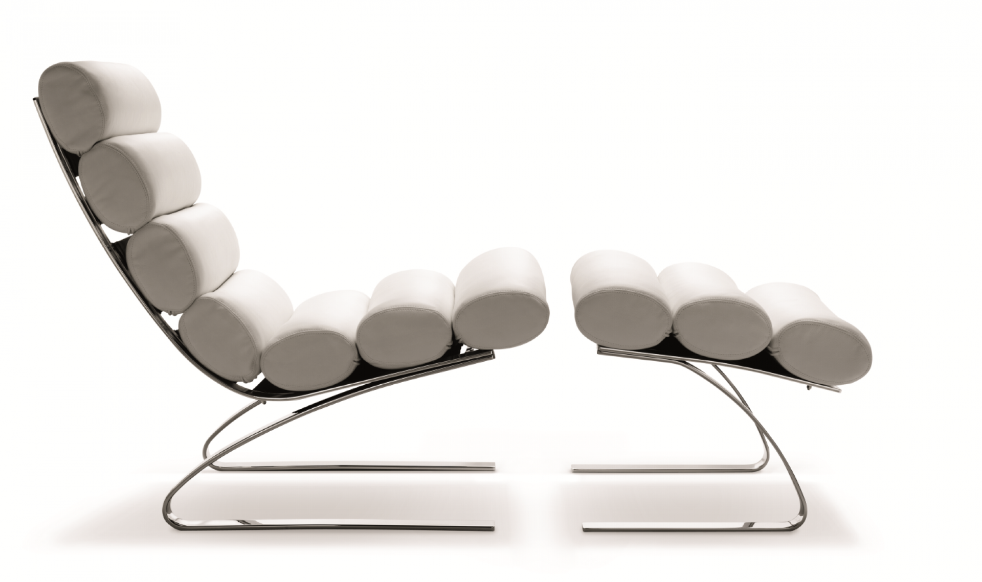 Weißer Sinus Sessel von Cor ohne Armlehnen mit Fußhocker, modernes Design und verchromtem Gestell.