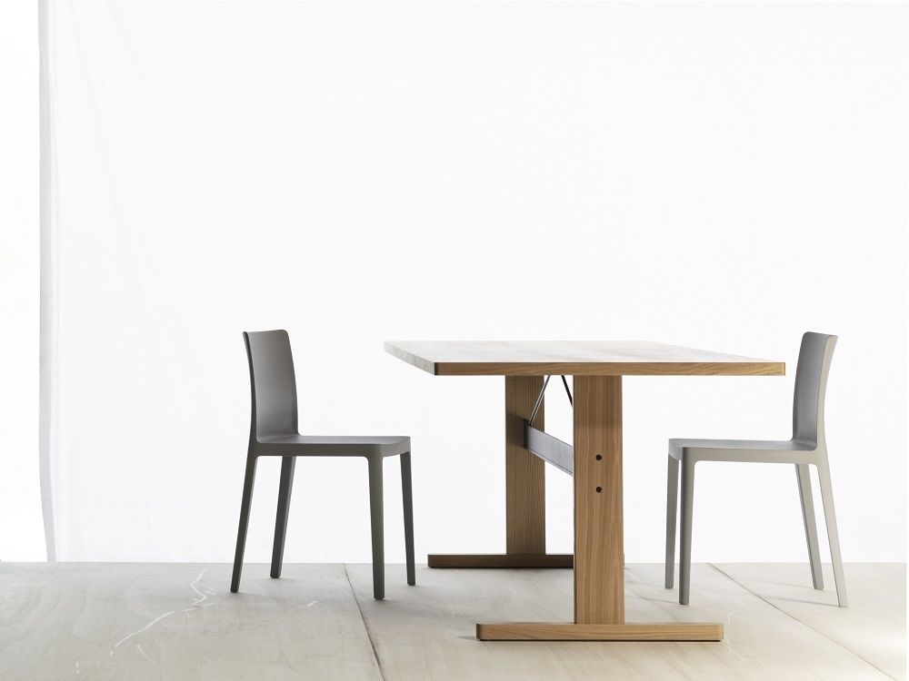 Passerelle Table Tisch von Hay, Esstisch aus Holz mit zwei Stühlen im minimalistischen Design.