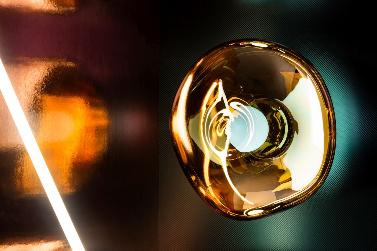 Nahaufnahme der Tom Dixon Melt Surface LED-Wandleuchte in Kupfer, modernes Design.