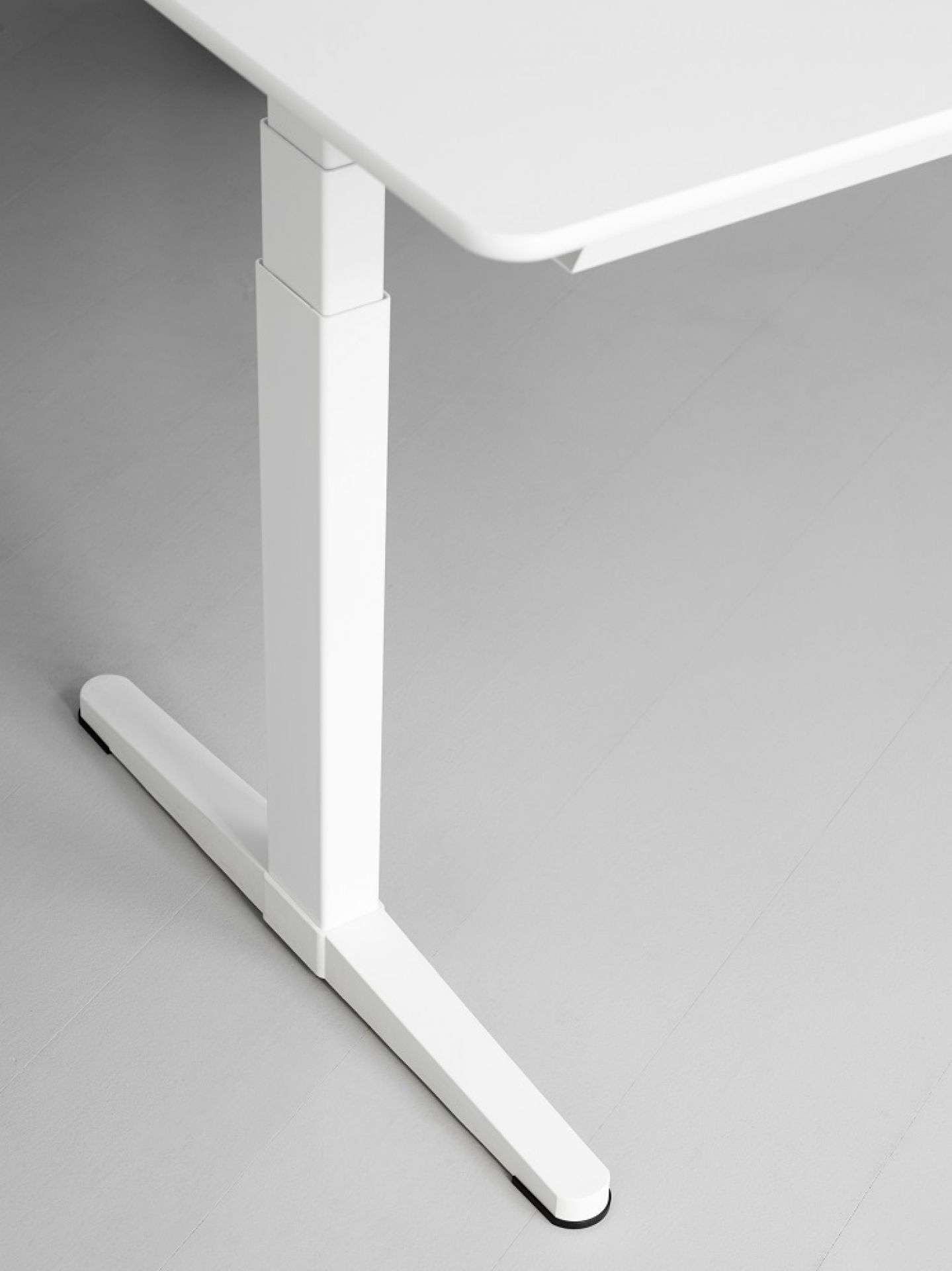 Detailaufnahme des weißen HiLow höhenverstellbaren Tisches mit elektrischem Antrieb und modernem Design.