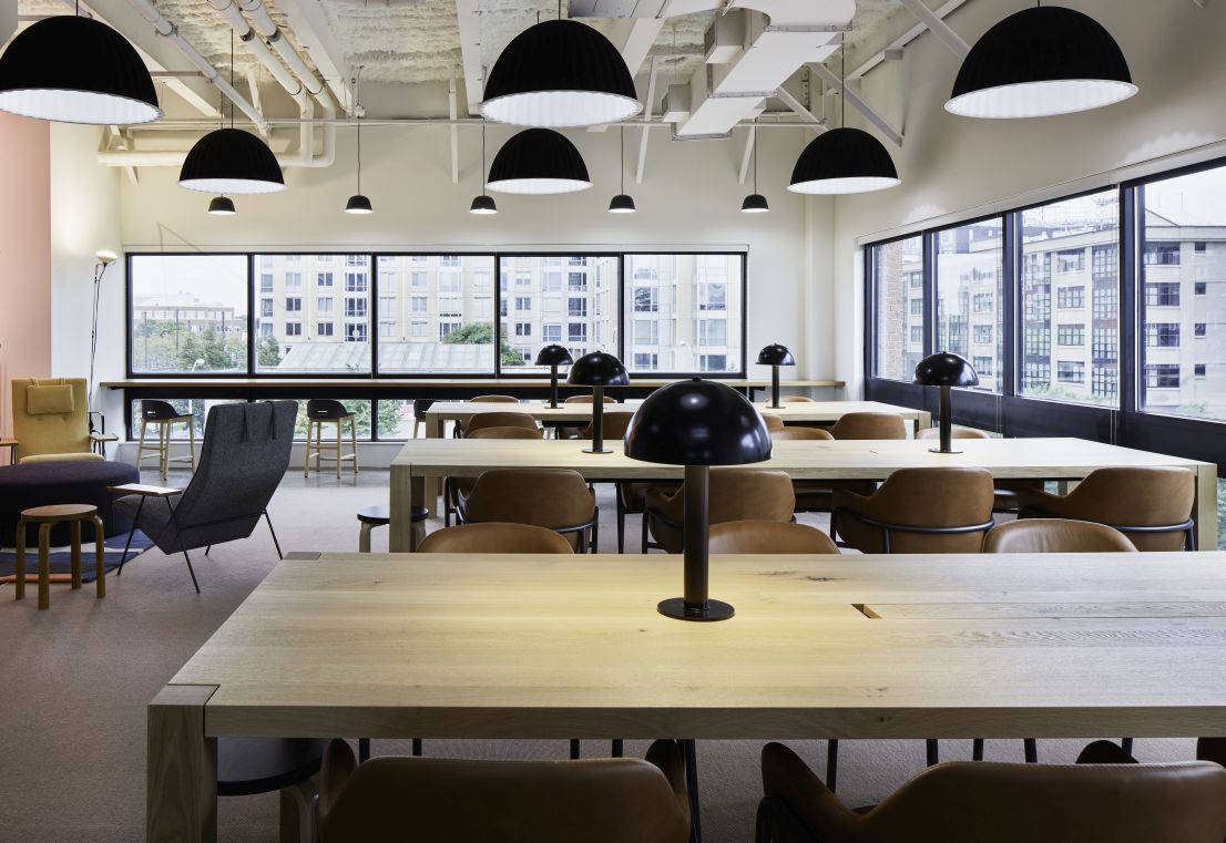 Heller Büroraum mit TA22 Holborn Tisch von e15 aus massivem Eichenholz und Lederstühlen.