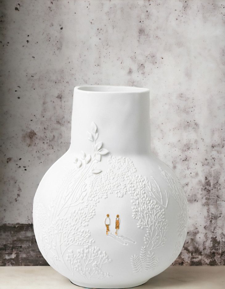 Weiße BG dankbar Vase mit Parkspaziergang-Motiv, geprägten Bäumen und goldenen Figuren für stilvolle Blumendekoration.