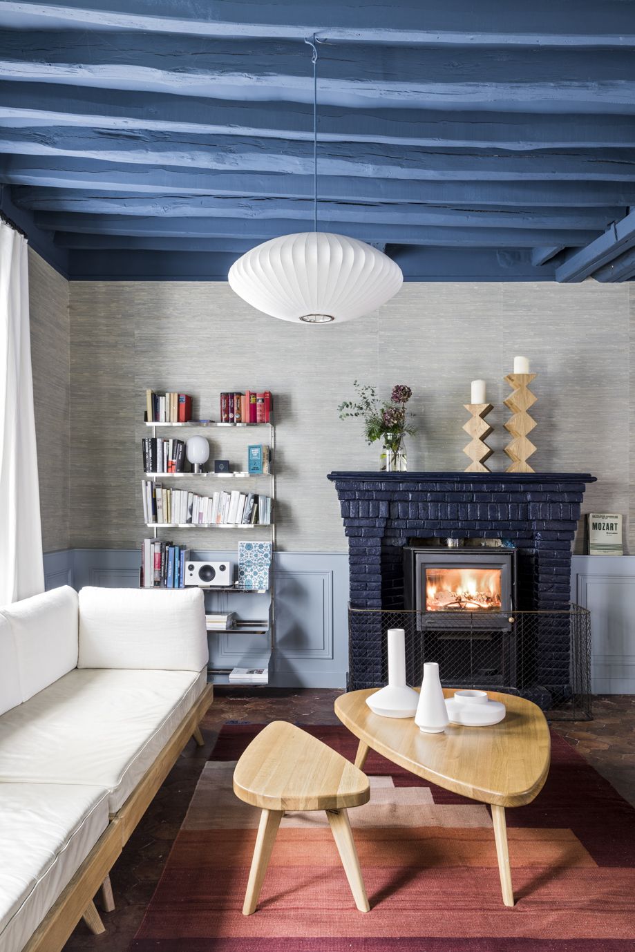 The Hansen Family Remix #3 Couchtisch Hans Hansen aus Holz vor Kamin und Sofa.