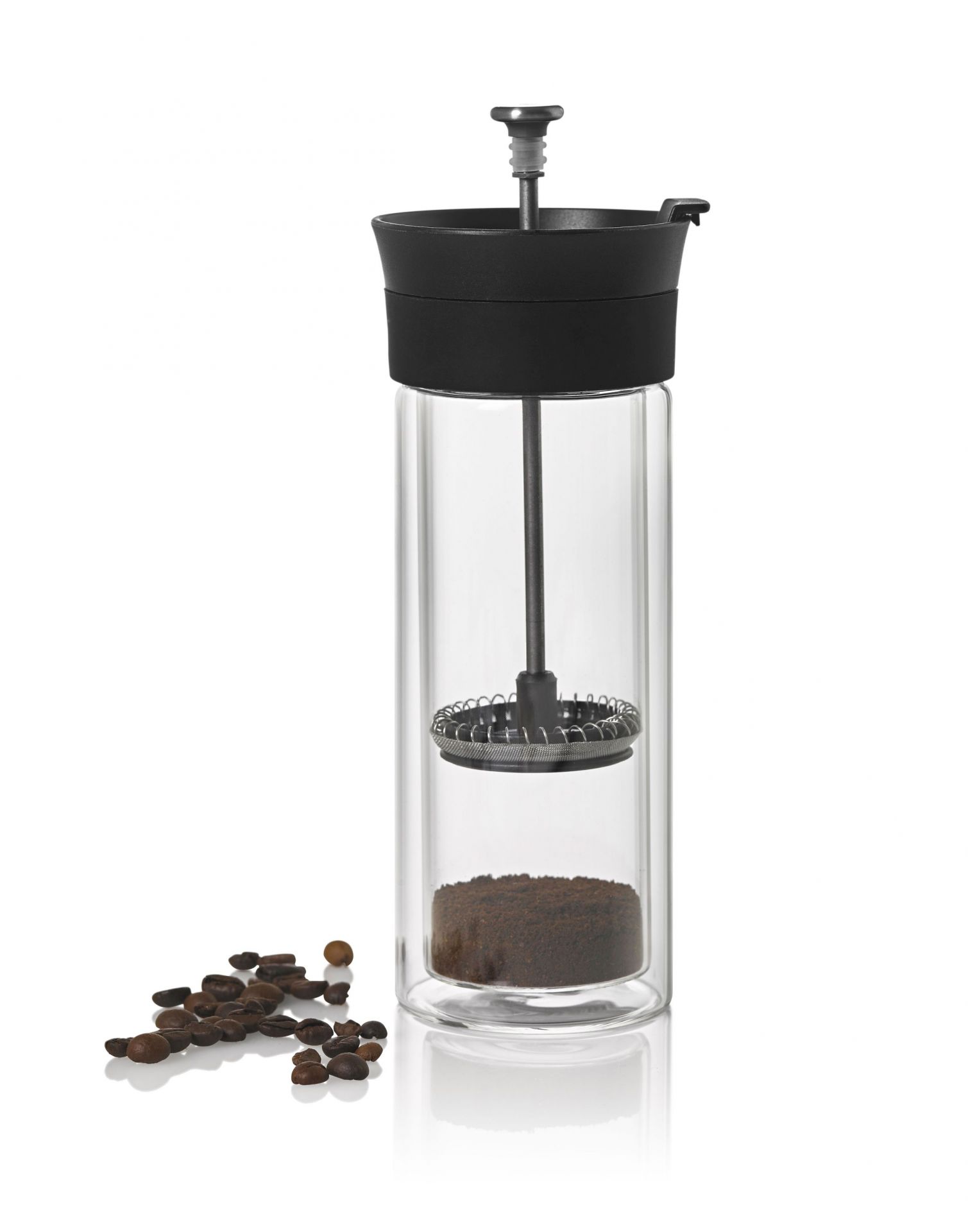 Doppelwandiger French-Press Kaffeebecher aus Glas von AdHoc mit Kaffeepulver und Kaffeebohnen. Thermo-Glas für heißen Kaffee.