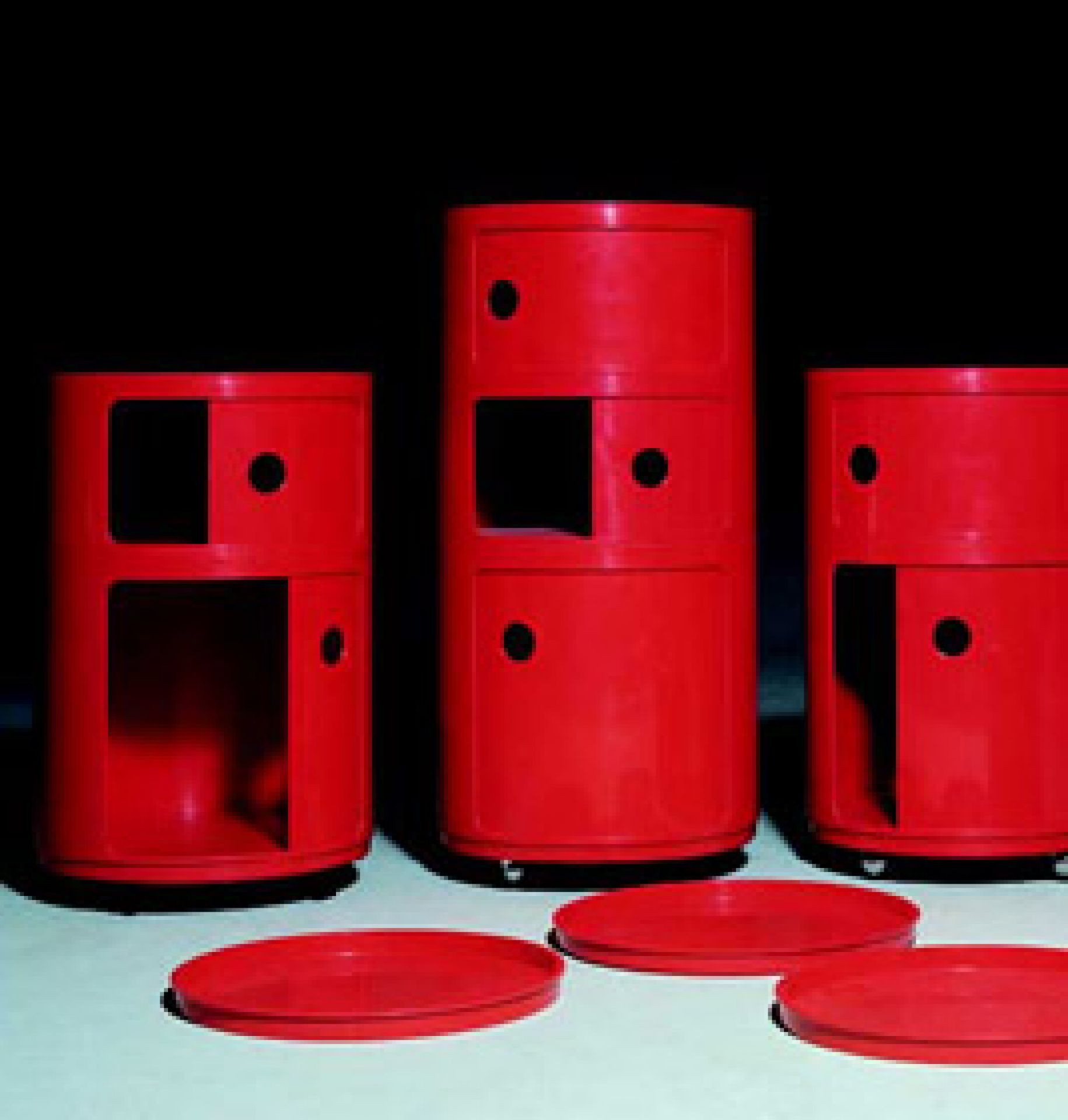 Rote Componibili Aufbewahrungselemente von Kartell, runde modulare Regale für Wohnzimmer und Büro.