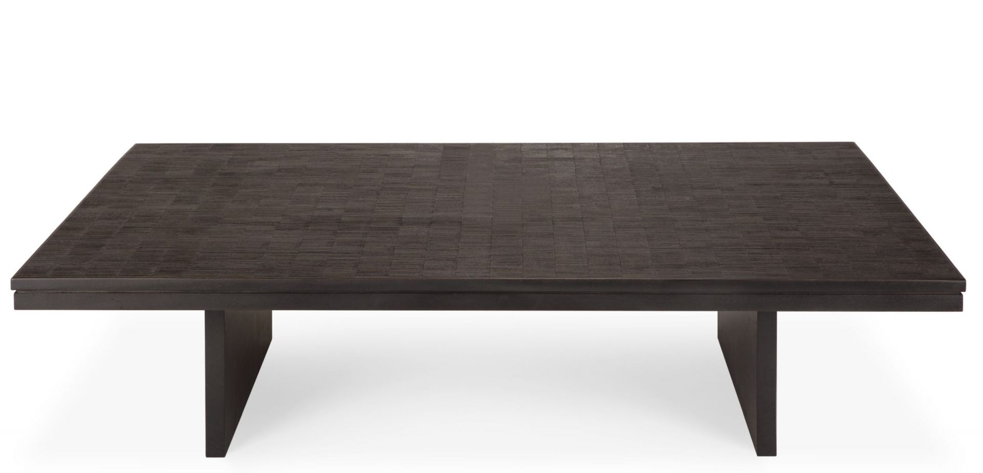 Rechteckiger Ethnicraft Couchtisch "Grooves Coffee Table" aus dunklem Holz mit feiner Musterung.