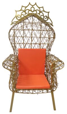 Goldener Leuchtsessel "Fotodiastasi" mit oranger Sitzfläche, beleuchtet mit kleinen Lichtern, ein extravagantes Einzelstück.