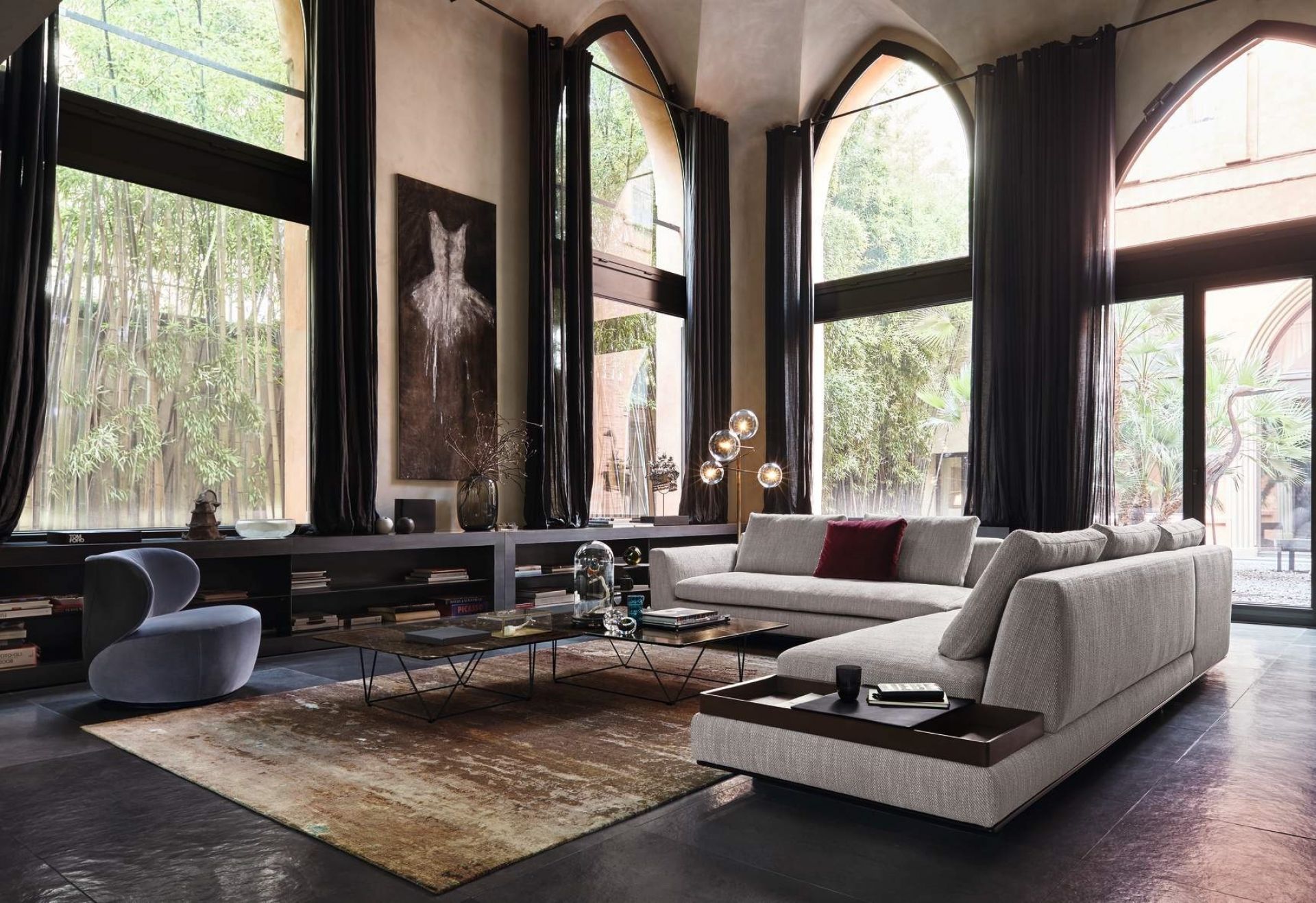 Wohnzimmer mit Walter Knoll Couchtisch Oki Table, Sofa, Sessel und großem Teppich.