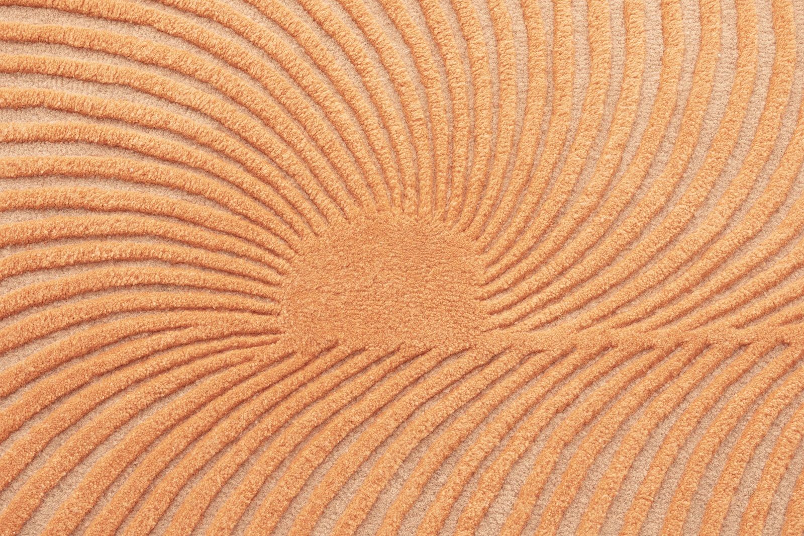 Detailaufnahme des Giro Teppichs von Gan, mit abstraktem, sonnenähnlichem Muster in Orange.