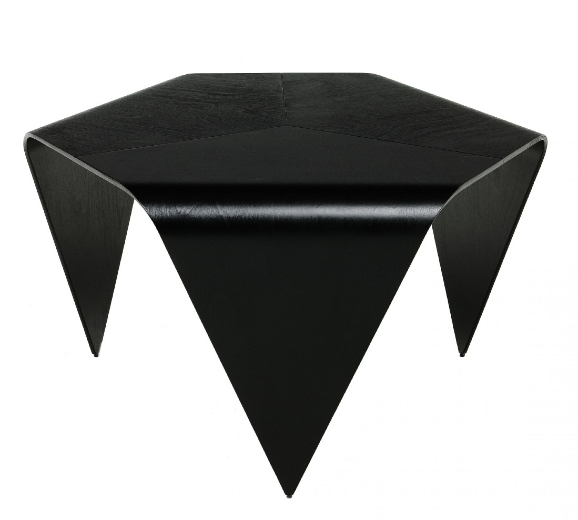 Schwarzer Trienna Couchtisch von Artek, moderner Design-Tisch aus Holz mit dreieckigen Beinen.