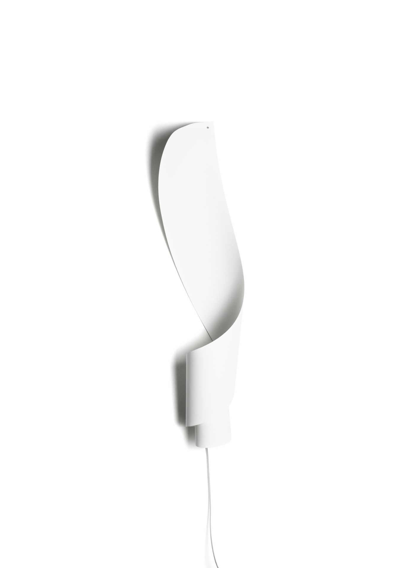 Weiße Oop´s Wandleuchte von Ingo Maurer, modernes Design mit geschwungener Papierform für indirektes Licht.