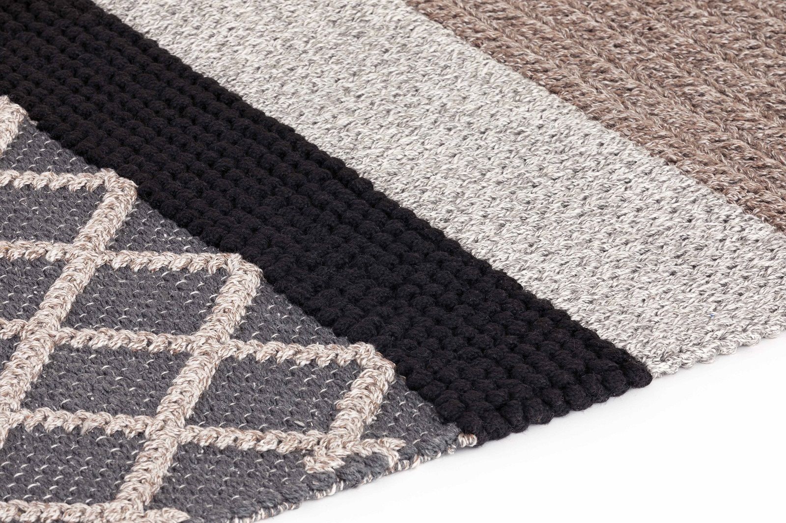 Detailaufnahme des Mangas Outdoor Teppichs in Multinatural mit verschiedenen Texturen und Farben.