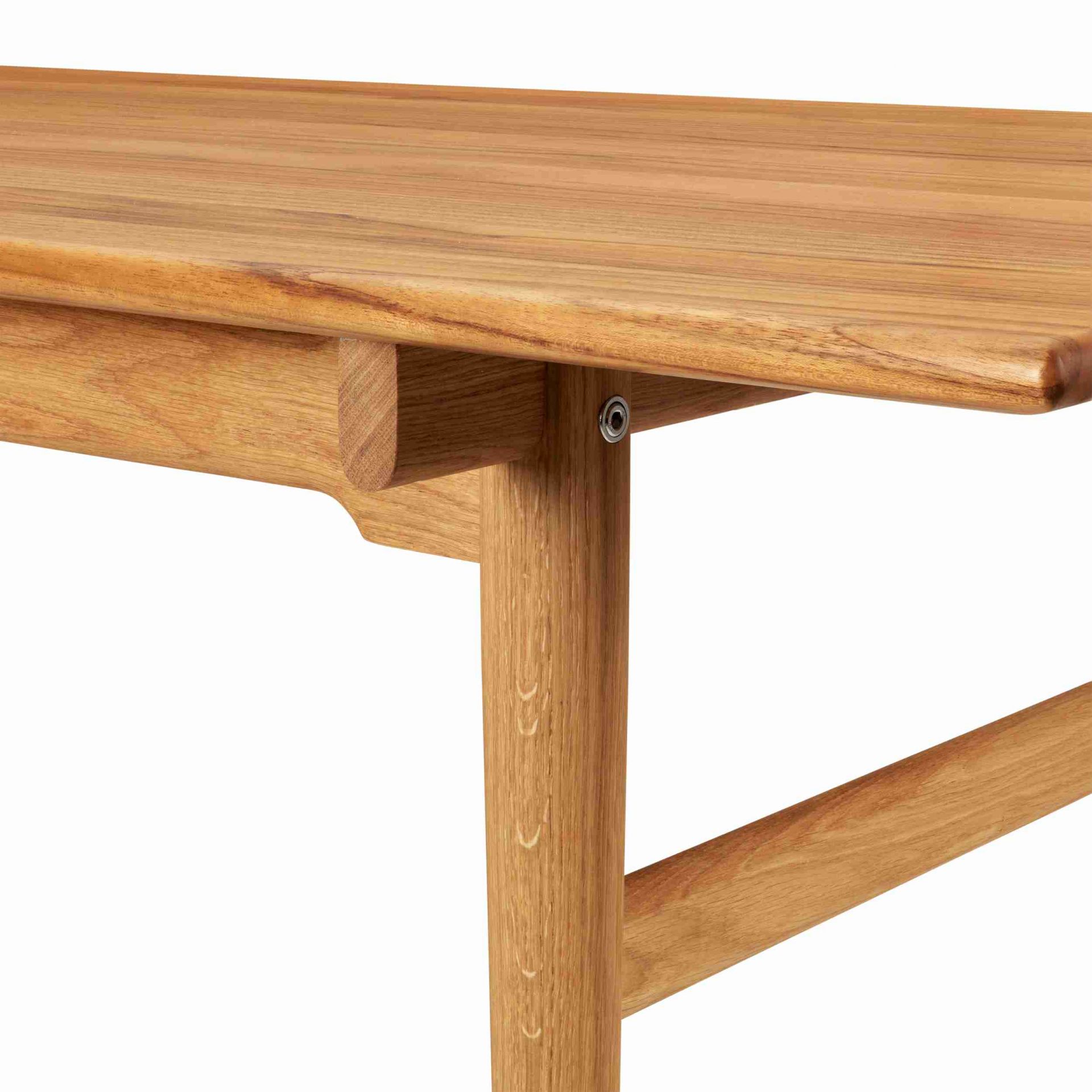 Detailaufnahme des CH327 Esstischs von Carl Hansen & Søn, Teakholz, Tischbein und Tischplatte.
