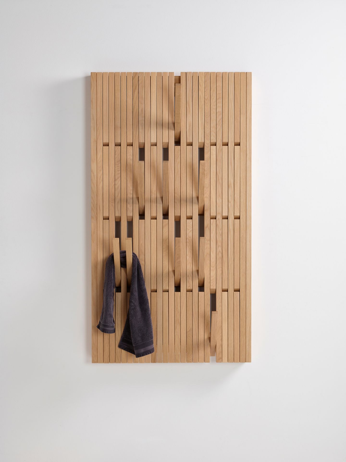 Piano Wandgarderobe aus Eiche Natur geölt mit Handtuch, moderne Holzgarderobe für Flur und Bad.