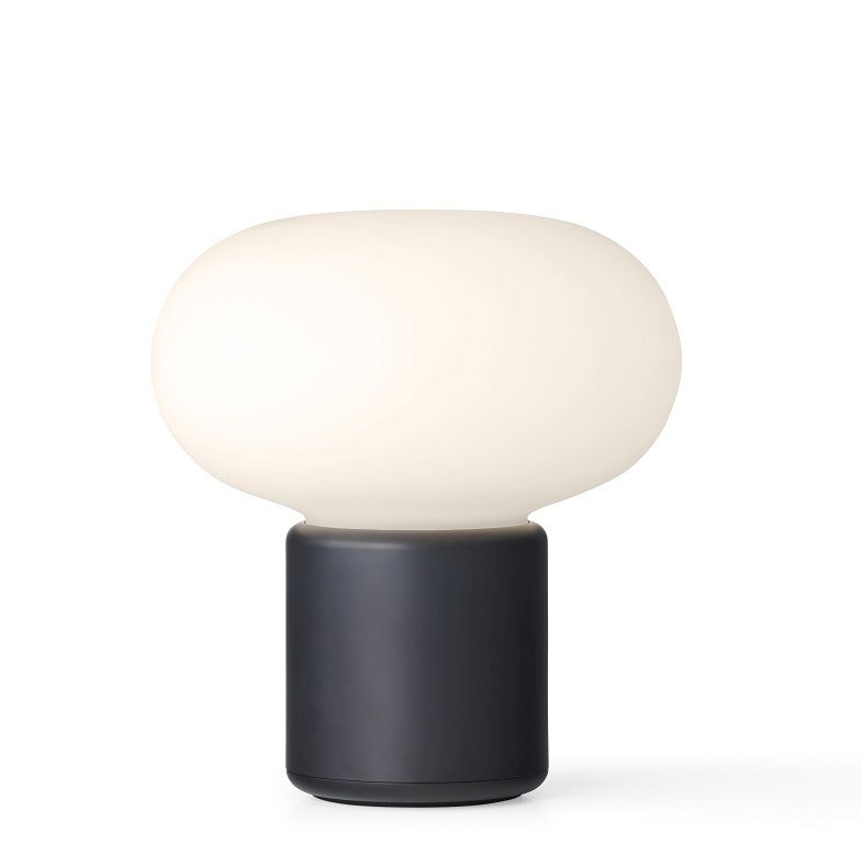 Karl-Johan Tischleuchte von New Works: Akkuleuchte mit grauem Fuß und opalweißem Lampenschirm.