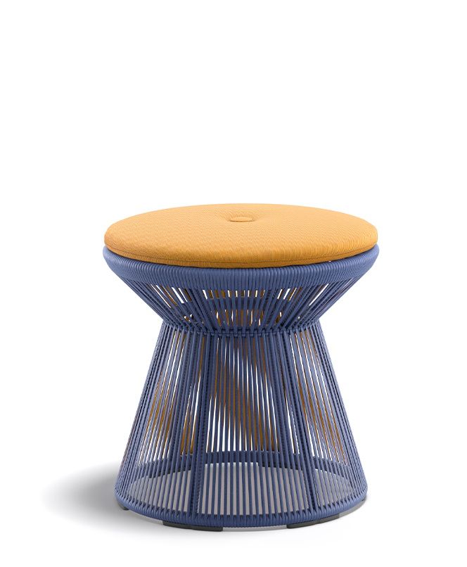 Cirql Nu Hocker von Dedon für den Außenbereich, blaues Gestell, gelbes Sitzkissen.