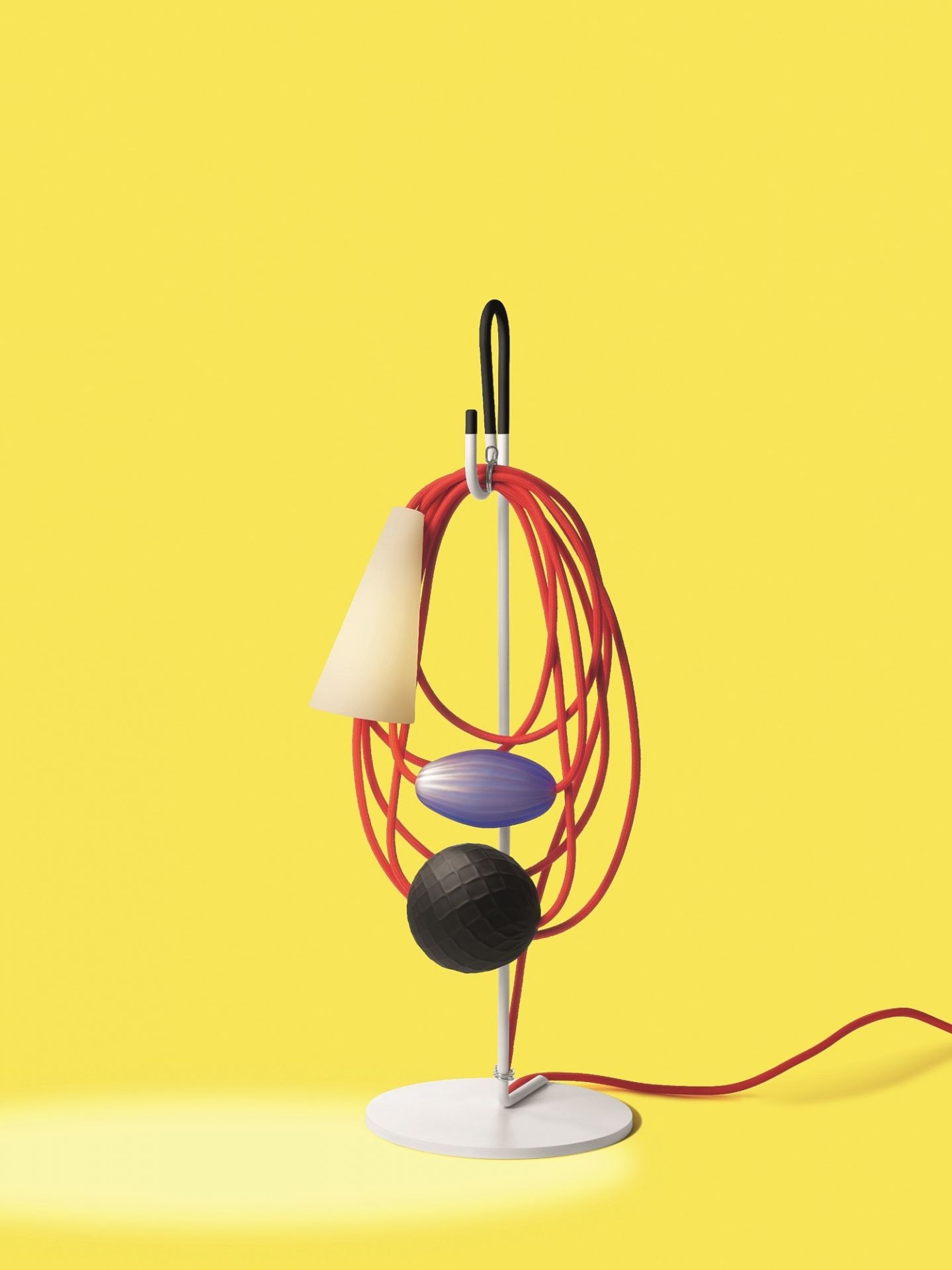 Filo Tischleuchte von Foscarini mit rotem Kabel, Kegel, Kugel und ovalem Element.